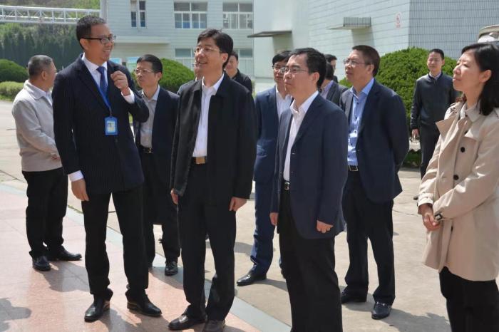 4月12日，温州市长姚高员(中)一行来诚意药业调研海洋经济发展(诚意药业供图)